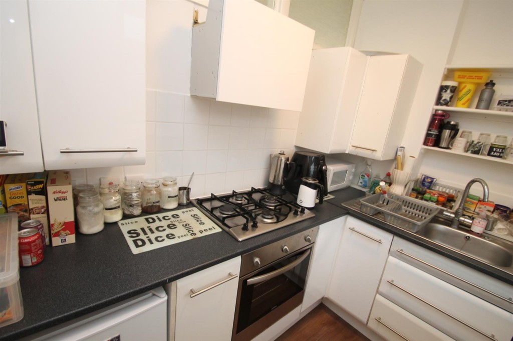 Lot: 168 - MID-TERRACE HOUSE FOR IMPROVEMENT - First floor flat kitchen